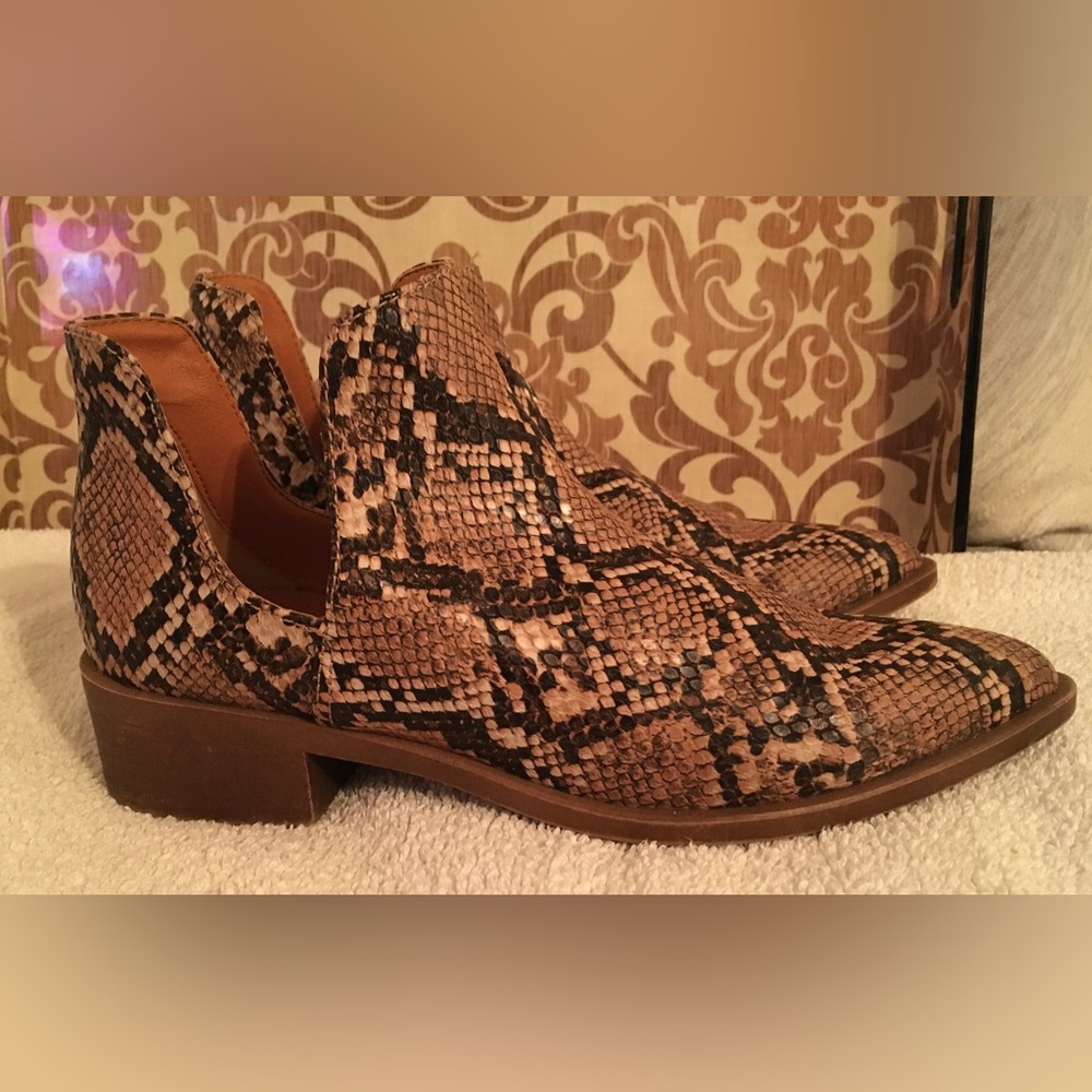 Steve Madden Snake-Print Cutout Women's Ankle Boots / Booties Sz 7M